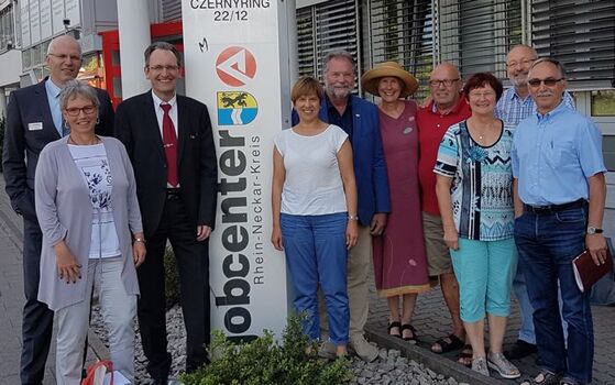 Die Fraktionsmitglieder vor dem JobCenter Rhein-Neckar