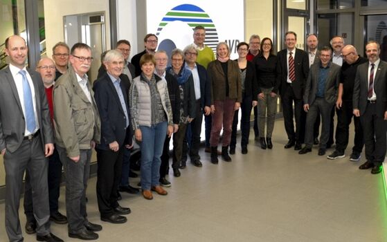 Besuchergruppe im Foyer des AVR; Mitte rechts sind Katja Deschner, Dr. Ralf Göck, Peter Mülbaier und Thomas Funk