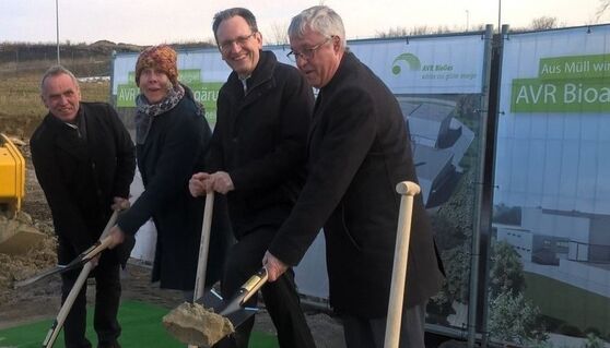 SPD-Kreisräte Uwe Sulzer, Dr. Birgitta Martens-Aly, Ralf Göck und Thomas Zachler beim Spatenstich