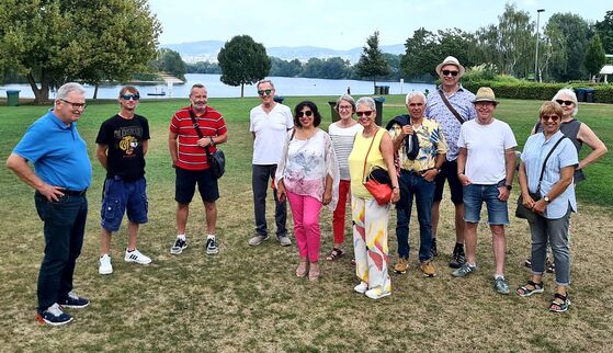 Gruppenbild mit Blick auf den Badesee