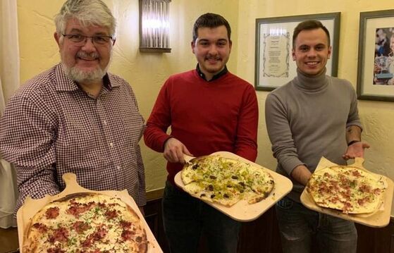 Die Vorstandsmitglieder des SPD-Ortsvereins (v. l.) Hans Zelt, Selcuk Gök und Pascal Wasow servieren Flammkuchen.